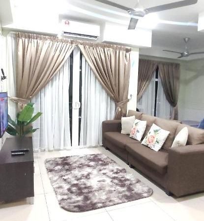 Apartamento Dperdana -Dinies Pool,Wifi, Centre Of Kota Bharu, 4-5 Pax Exterior foto