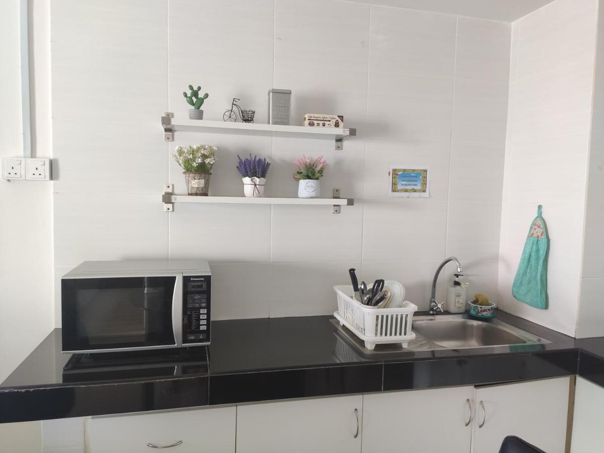 Apartamento Dperdana -Dinies Pool,Wifi, Centre Of Kota Bharu, 4-5 Pax Exterior foto