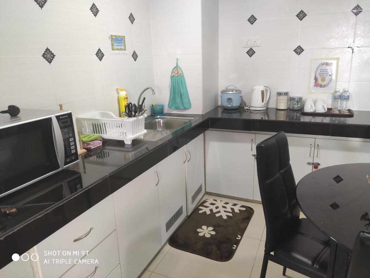 Apartamento Dperdana -Dinies Pool,Wifi, Centre Of Kota Bharu, 4-5 Pax Exterior foto