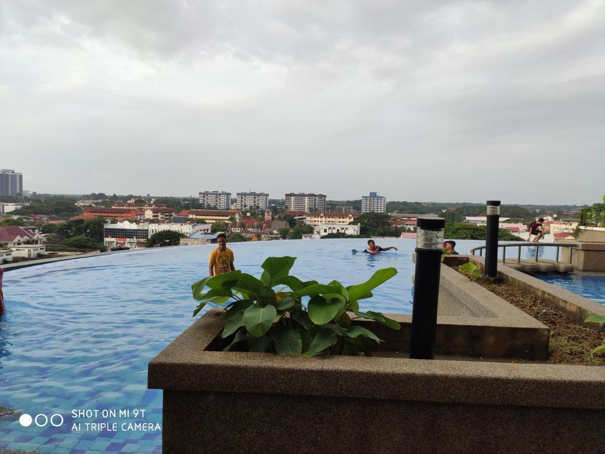 Apartamento Dperdana -Dinies Pool,Wifi, Centre Of Kota Bharu, 4-5 Pax Exterior foto